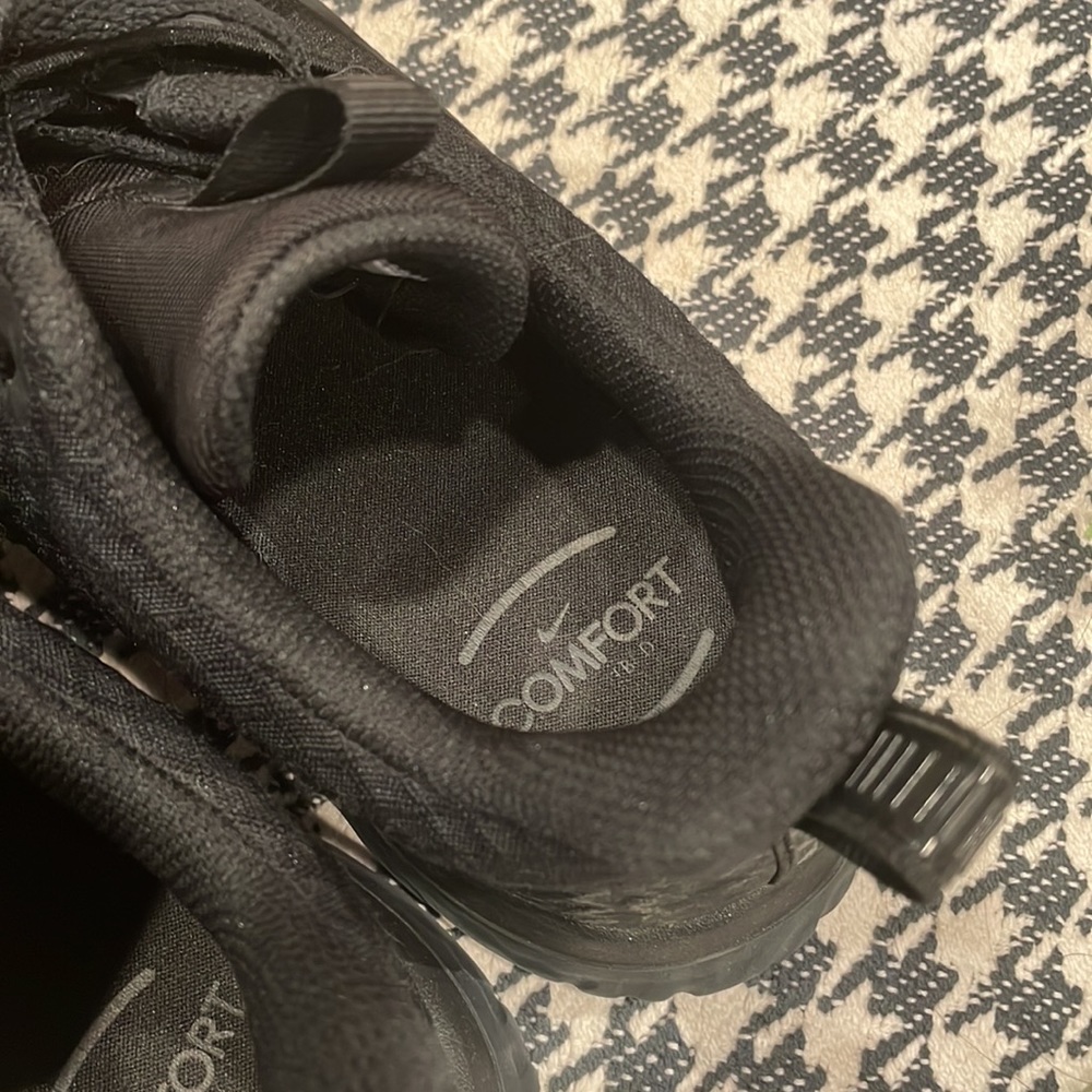 Nike shoes - Picture 8 of 13